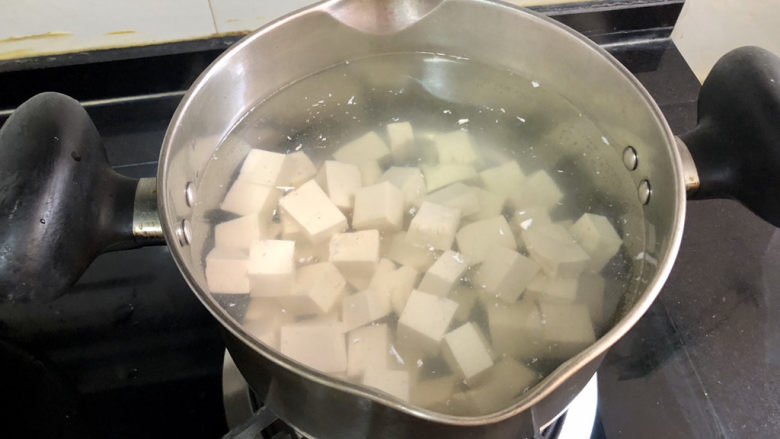肉末炖豆腐,放入豆腐,煮开,再煮一分钟