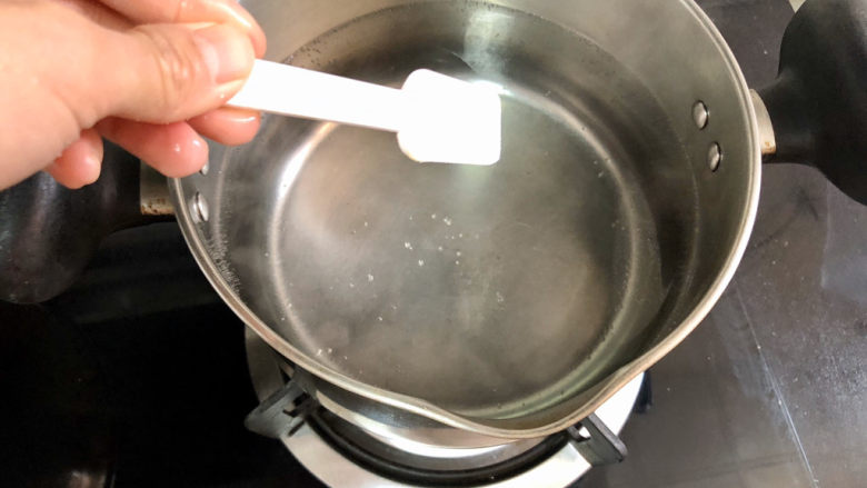 肉末炖豆腐,坐锅烧水,水中加少许食盐