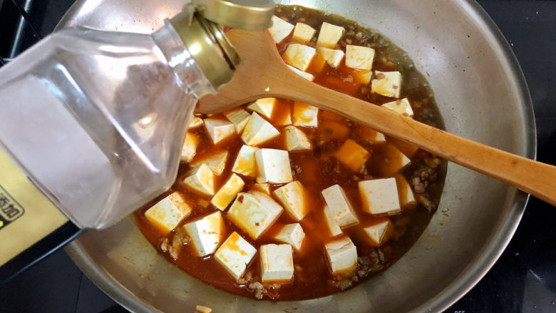 肉末炖豆腐,调味:一汤匙<a style='color:red;display:inline-block;' href='/shicai/ 788'>生抽</a>