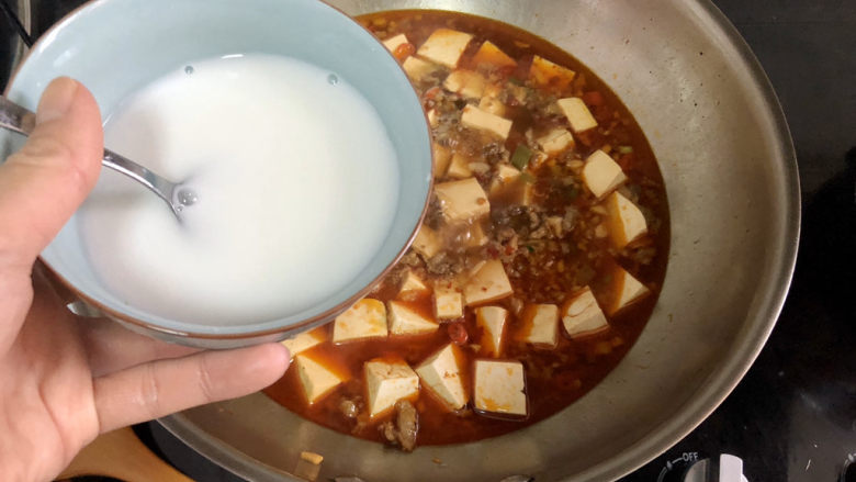 肉末炖豆腐,开盖,转自末,大火,淋两汤匙水淀粉,搅拌收汁