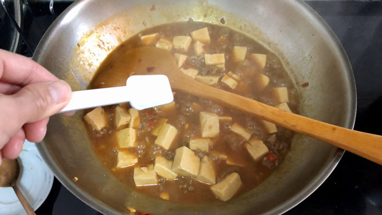 肉末炖豆腐,豆腐汤汁收的差不多了,尝下咸淡根据个人口味添加少许盐