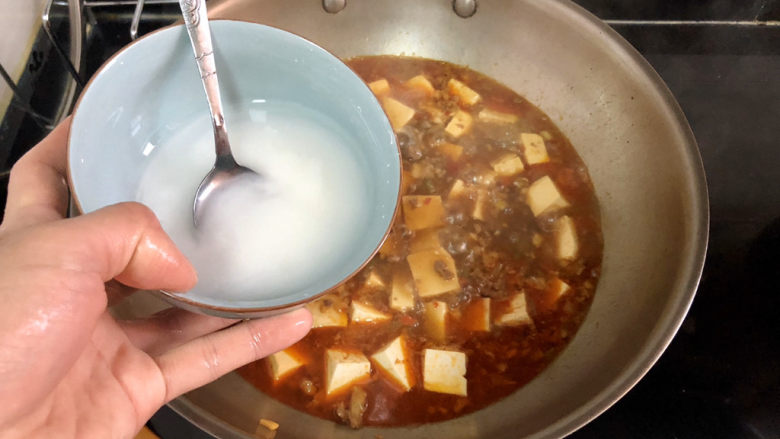 肉末炖豆腐,中间再淋两汤匙水淀粉,搅拌收汁,以免粘锅