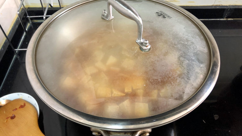 肉末炖豆腐,煮开,加盖,小火炖煮五分钟
