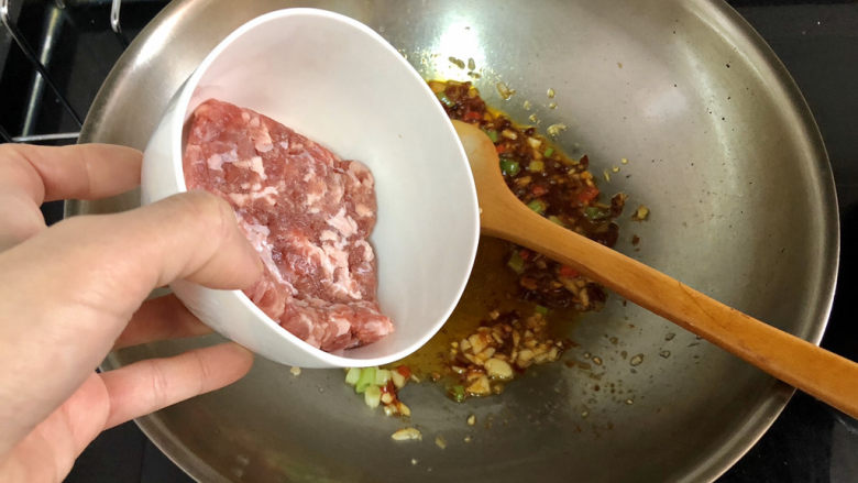 肉末炖豆腐,下肉末炒散