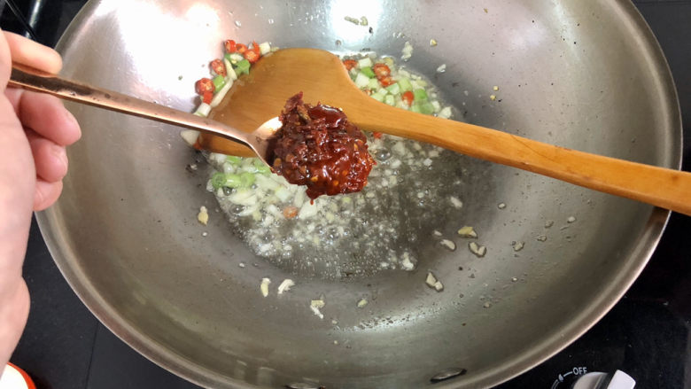肉末炖豆腐,小火,加入一汤匙<a style='color:red;display:inline-block;' href='/shicai/ 46964'>郫县豆瓣酱</a>,炒出红油