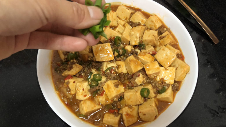 肉末炖豆腐,装盘,撒葱末,上桌开吃