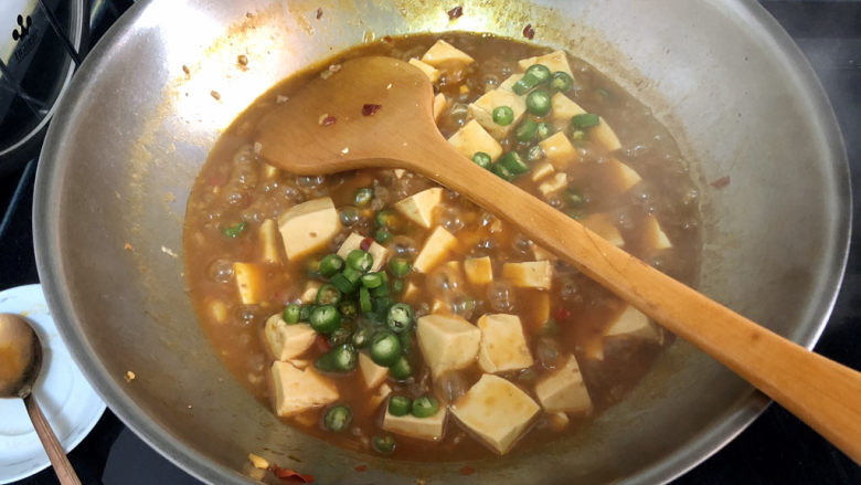 肉末炖豆腐,下线椒,继续收汁到浓郁