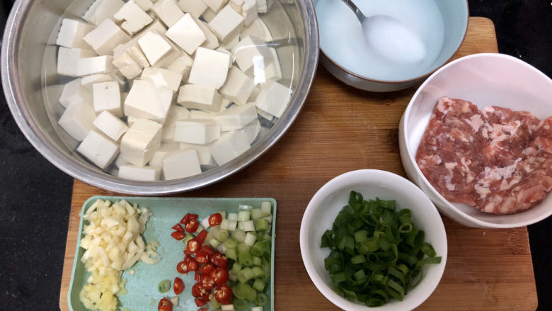 肉末炖豆腐,全部食材准备好,就是这么简单