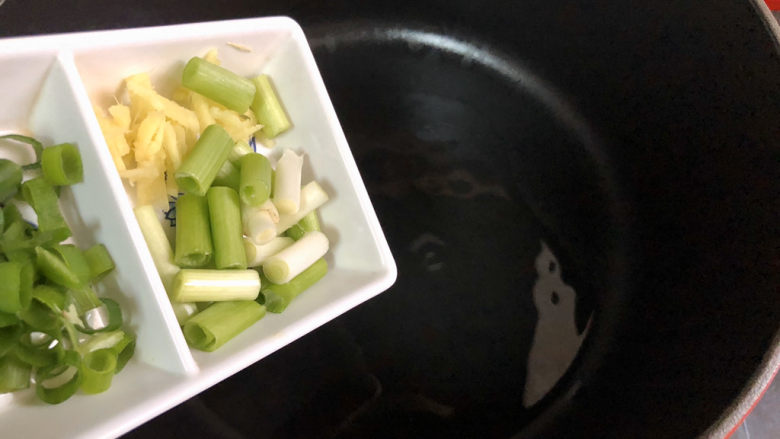 黄瓜金针番茄鱼滑汤,热锅冷油,加入姜丝葱段,小火煸香