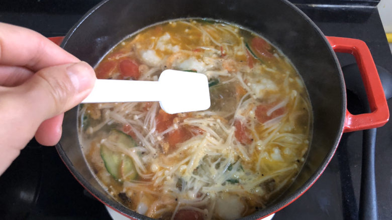 黄瓜金针番茄鱼滑汤,尝下咸淡,根据个人口味添加适量食盐定味