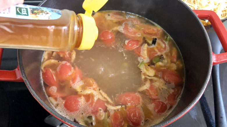 黄瓜金针番茄鱼滑汤,加入半汤匙太太乐鸡汁,没有高汤的时候,我就用它代替。