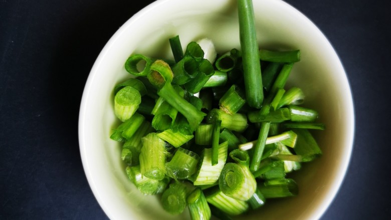 蛋炒饭(家常简洁版),葱花,神来灵魂之笔,一定不能缺。