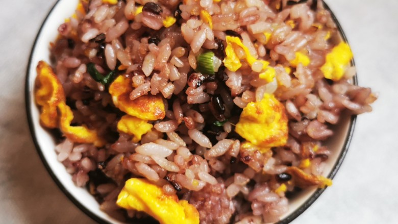 蛋炒饭(家常简洁版),没有放其他辅料,我比较喜欢简单一点。