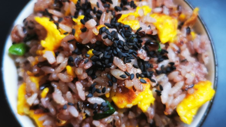 蛋炒饭(家常简洁版),虽是简洁版蛋炒饭,但是灵魂不能忘,<a style='color:red;display:inline-block;' href='/shicai/ 668'>黑芝麻</a>来一点,入口味道不一般。