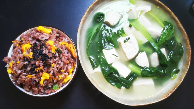 蛋炒饭(家常简洁版),蛋炒饭配青菜豆腐汤,一口饭一口汤,简单味美。不信请试试吧!