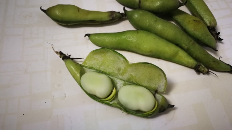 葱油蚕豆,用手拧一下蚕豆壳再剥出蚕豆,这样不伤指甲,我小时候剥蚕豆的经验