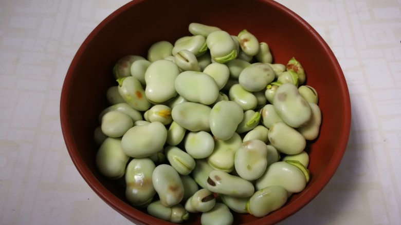 葱油蚕豆,全部剥好,清洗沥干水