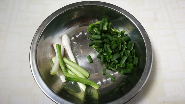 葱油蚕豆,葱白切段,葱叶切葱花