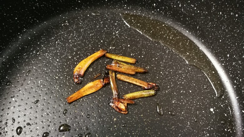 葱油蚕豆,葱白煎至焦黄,盛出来丢弃