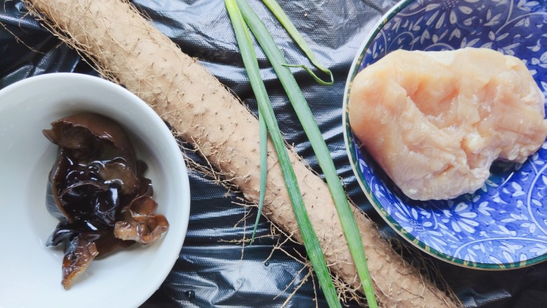 山药炒肉片,首先我们准备好所有食材