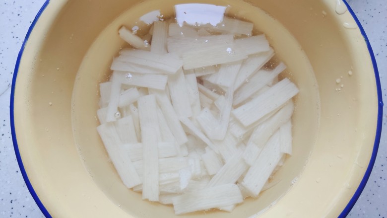 山药炒肉片,切好后可以泡在清水里,以免氧化变色