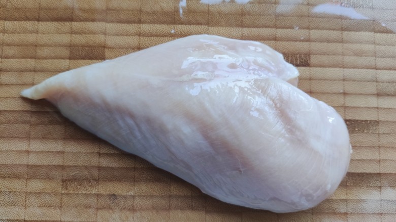 山药炒肉片,鸡胸肉剪去油脂撕去筋膜,洗净