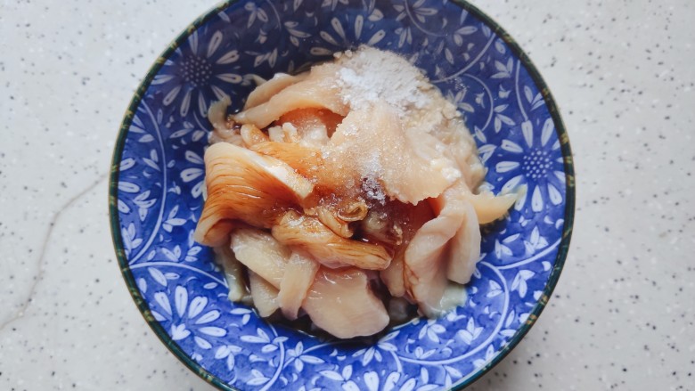 山药炒肉片,切成片,加少许生抽,料酒,一小勺淀粉,一小勺细砂糖,几滴食用油