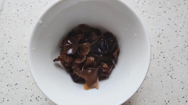 山药炒肉片,泡发好之后的木耳去蒂洗净,撕成小朵