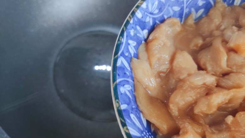 山药炒肉片,待锅内油热,下鸡片