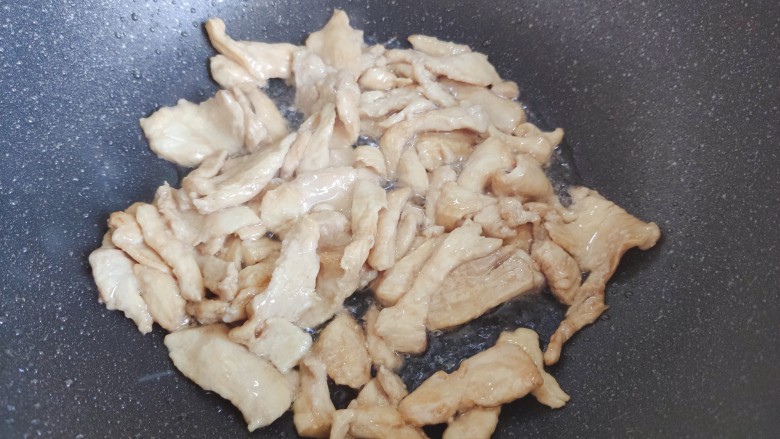 山药炒肉片,翻炒至鸡片变色