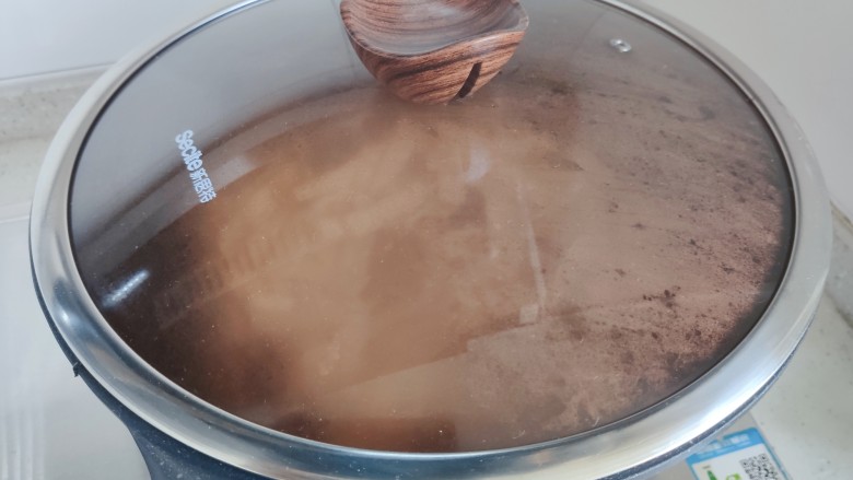 山药炒肉片,翻炒一下,盖上锅盖,转中小火,焖煮2.3分钟