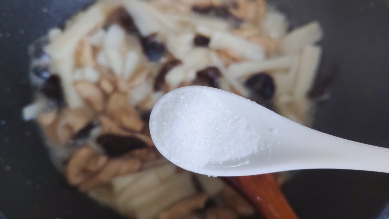 山药炒肉片,待锅内汤汁差不多收紧,加一小勺细盐