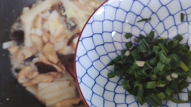 山药炒肉片,加入小葱,翻炒均匀,即可