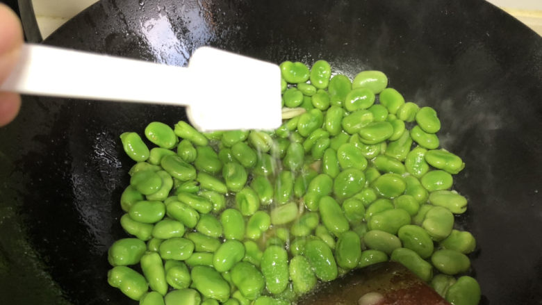 葱油蚕豆,再放入适量盐提鲜,同样翻炒几下。