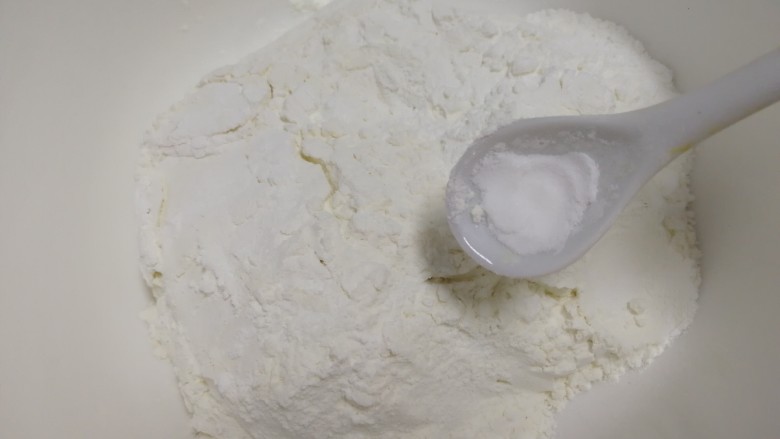 核桃酥,加入2g小苏打,搅拌均匀。