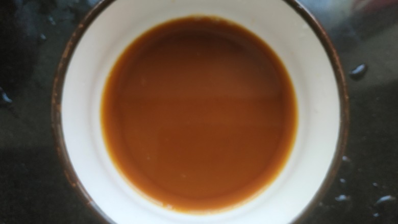 家常小炒菜,小碗中放入一勺料酒,一勺,一勺生抽,适量淀粉,适量清水,调匀