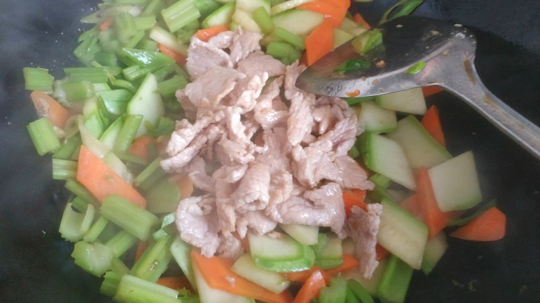 家常小炒菜,蔬菜变软,放入肉片