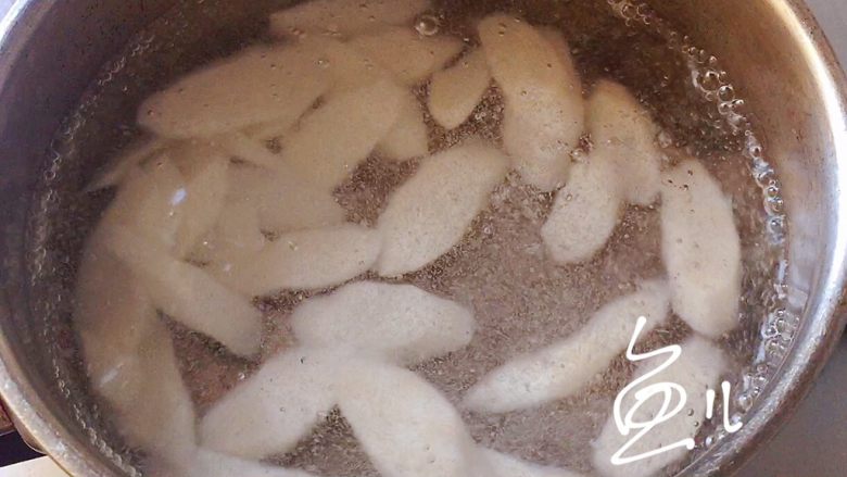 山药炒肉片,锅中烧开水,放入山药片