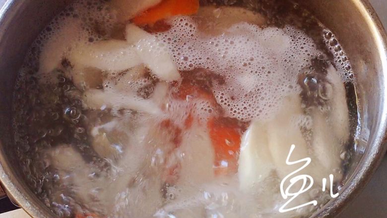 山药炒肉片,山药煮20秒,放入胡萝卜片煮10秒