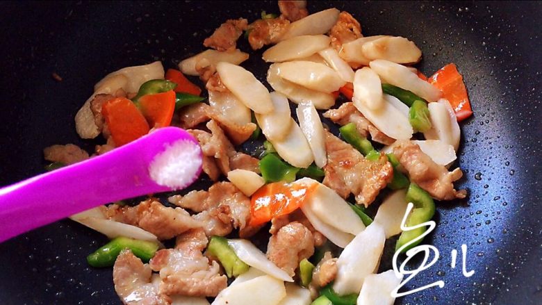 山药炒肉片,翻炒均匀,放盐调味
