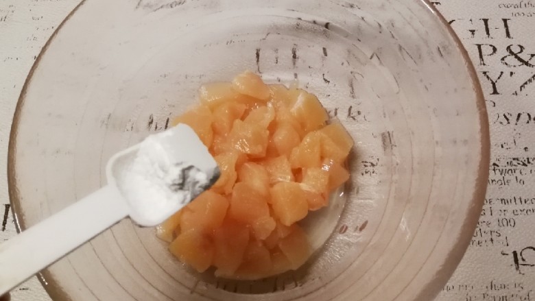 油焖蚕豆,鸡肉中放入淀粉
