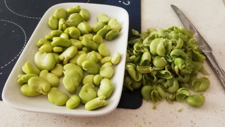 油焖蚕豆,去掉蚕豆的外皮