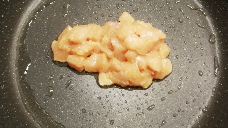油焖蚕豆,锅中底油小火滑炒鸡肉