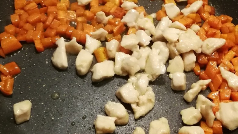 油焖蚕豆,放入鸡肉丁