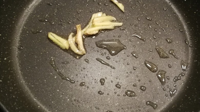 油焖蚕豆,再起油锅 放入1汤匙食用油 爆香姜丝
