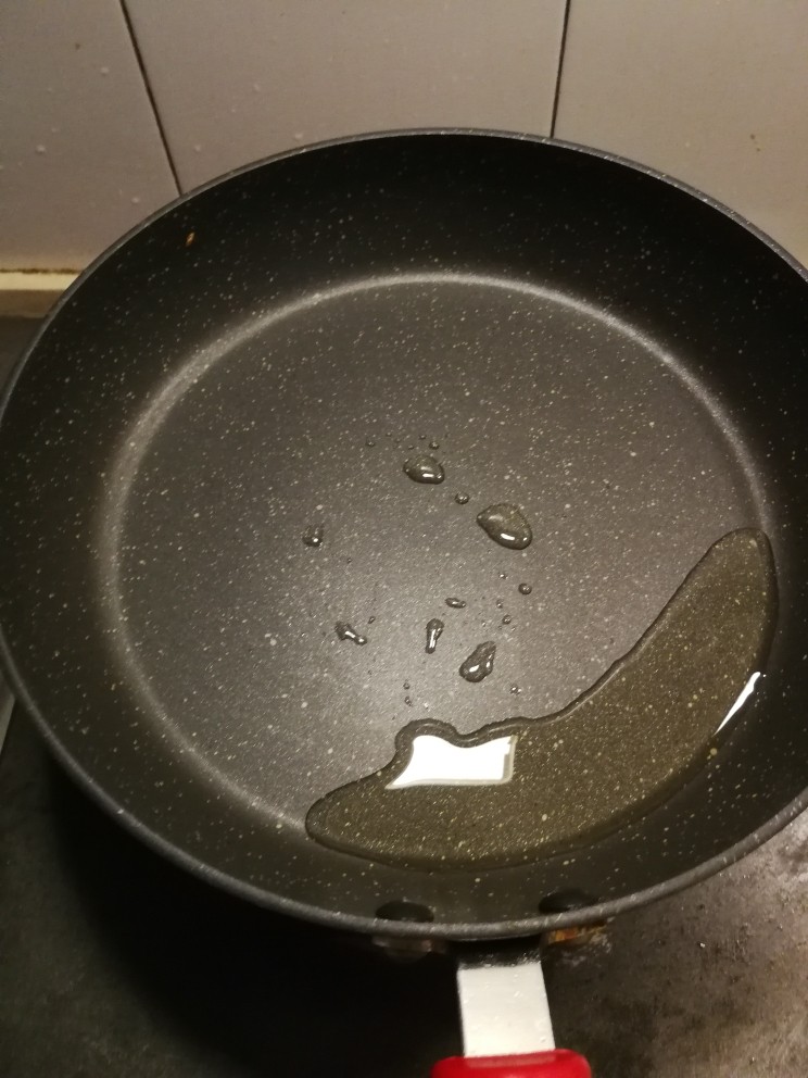 油焖蚕豆,起油锅 放入2汤匙食用油