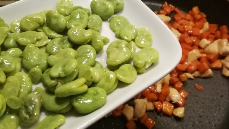 油焖蚕豆,放入炒熟的蚕豆