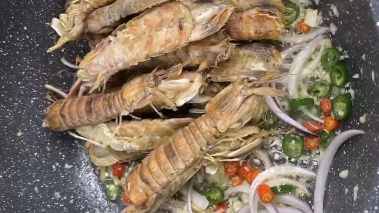 椒盐皮皮虾,倒入皮皮虾翻炒