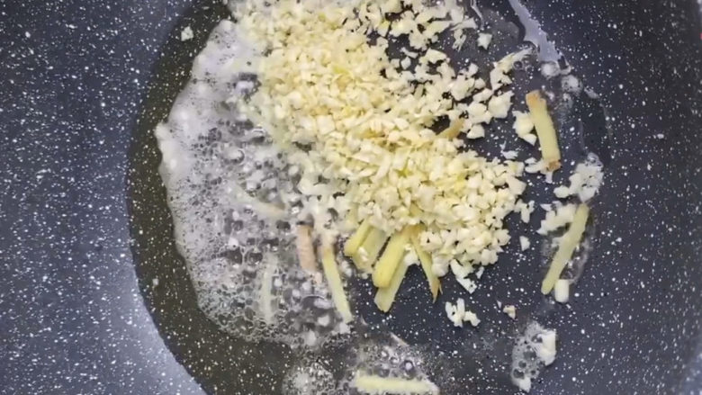 椒盐皮皮虾,锅里留油,加入葱姜蒜爆香