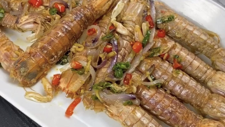 椒盐皮皮虾,起锅装盘,美美的享受吧。